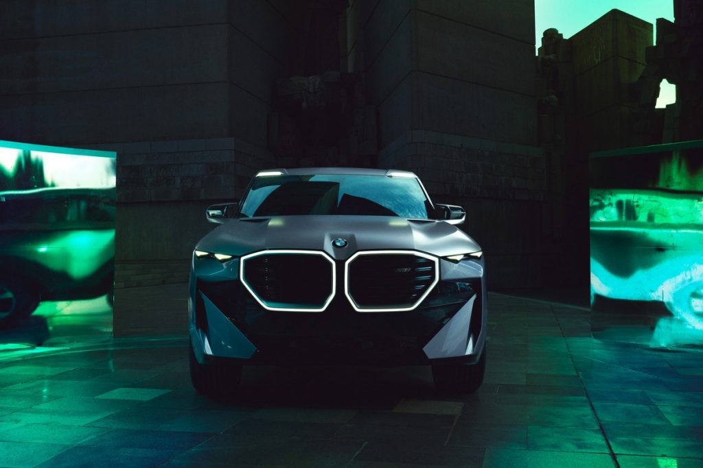 Компания BMW представила концептуальный кроссовер BMW XM