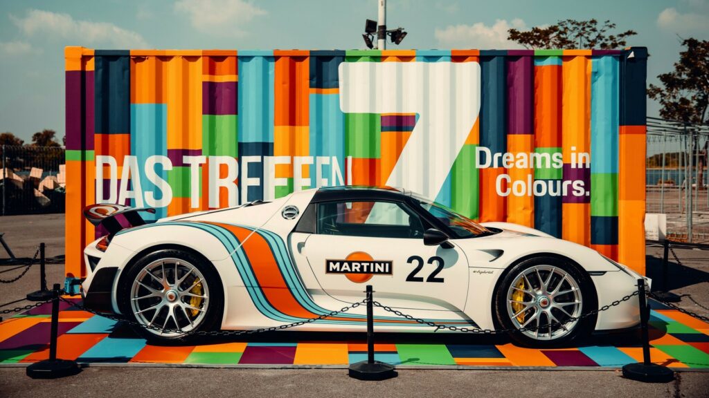 Porsche красочно отпраздновал 30-летие в Таиланде