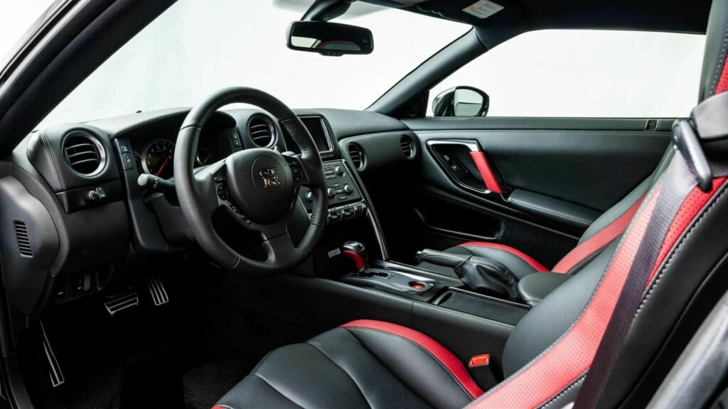 Себастьян Феттель продает свой Nissan GT-R Black Edition