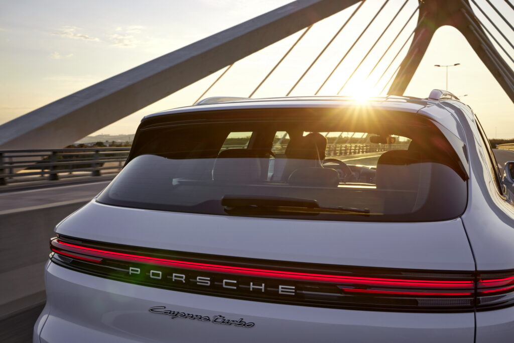 Cayenne Turbo E-Hybrid 2024 — самый мощный внедорожник Porsche